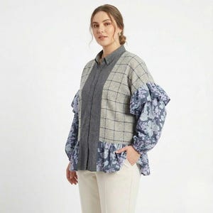 Statementblouse met geüpcycled patchwork – overhemd met knopen en gebloemde pofmouwen (L-XL)