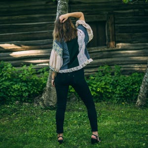 Camicetta riciclata da camicie da uomo e tende – camicia beige con bottoni patchwork riciclata