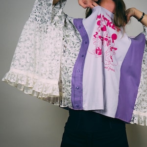 Poncho reciclado de Mickey Mouse: camiseta de dibujos animados con volantes de encaje, cortinas florales y detalles de camisa. Top de festival de talla única y original.