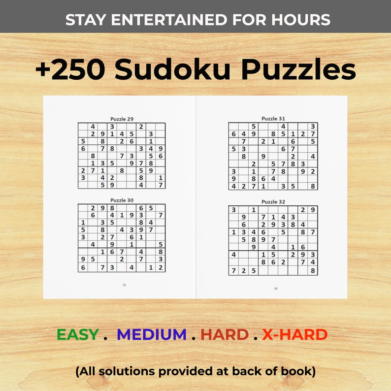 Pu&ograve; includere: Una copertina di libro con il titolo "+250 Sudoku Puzzles" in caratteri grandi, grassetto e bianchi su sfondo blu. La copertina presenta anche le parole "Stay Entertained for Hours" in caratteri bianchi pi&ugrave; piccoli sopra il titolo. Il libro include tre diversi livelli di difficolt&agrave;: Facile, Medio, Difficile e Molto Difficile. La copertina indica anche che tutte le soluzioni sono fornite nella parte posteriore del libro.
