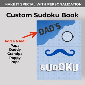 Pu&ograve; includere: Un libro di Sudoku personalizzato blu e bianco con il testo "DAD'S" sulla copertina. Il libro ha una grafica di baffi e monoccolo blu. Il testo "Custom Sudoku Book" &egrave; in alto nell'immagine.