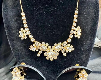 Vintage 1940er bis 1950er Jahre Set aus Strass-Halskette und Ohrringen - goldfarbenes Blumenmuster, Hängeohrringe
