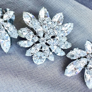 Vintage Österreichisches Kristall Schmuck Set: 1950s Silberfarbene Brosche & Ohrclips