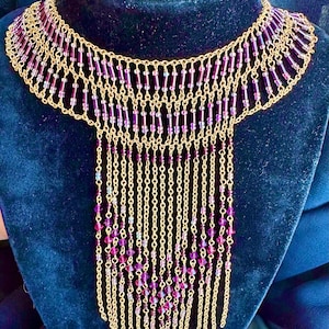 Exquisite Vintage 1990er Jahre Halskette, mit Fransen, Baumeln Kaskade, Bib Halskette, aus goldfarbenem Metall, mit Rubin und Amethyst Glasperlen
