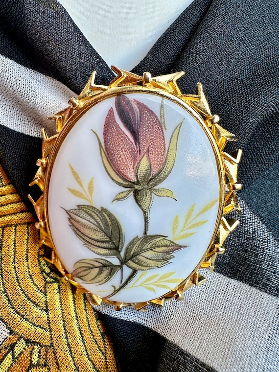 Vintage Arcansas, Elizabeth Reimer, Ceramic Rosebud Gold Tone