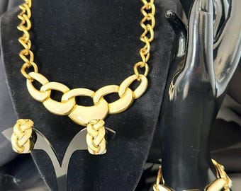 Set composto da collana Napier degli anni '80 con catena spessa in oro e smalto color crema, orecchini e bracciale abbinati.