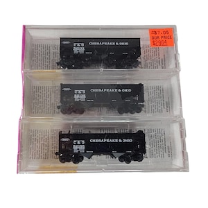 Micro-Trains N Scale #86012-2 Chesapeake & Ohio 33&#39; Twin Bay Hopper 3 Pack New