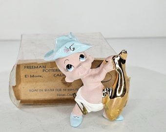 Freeman McFarlin Baby hält Fisch Figur Windel Pin Original Box