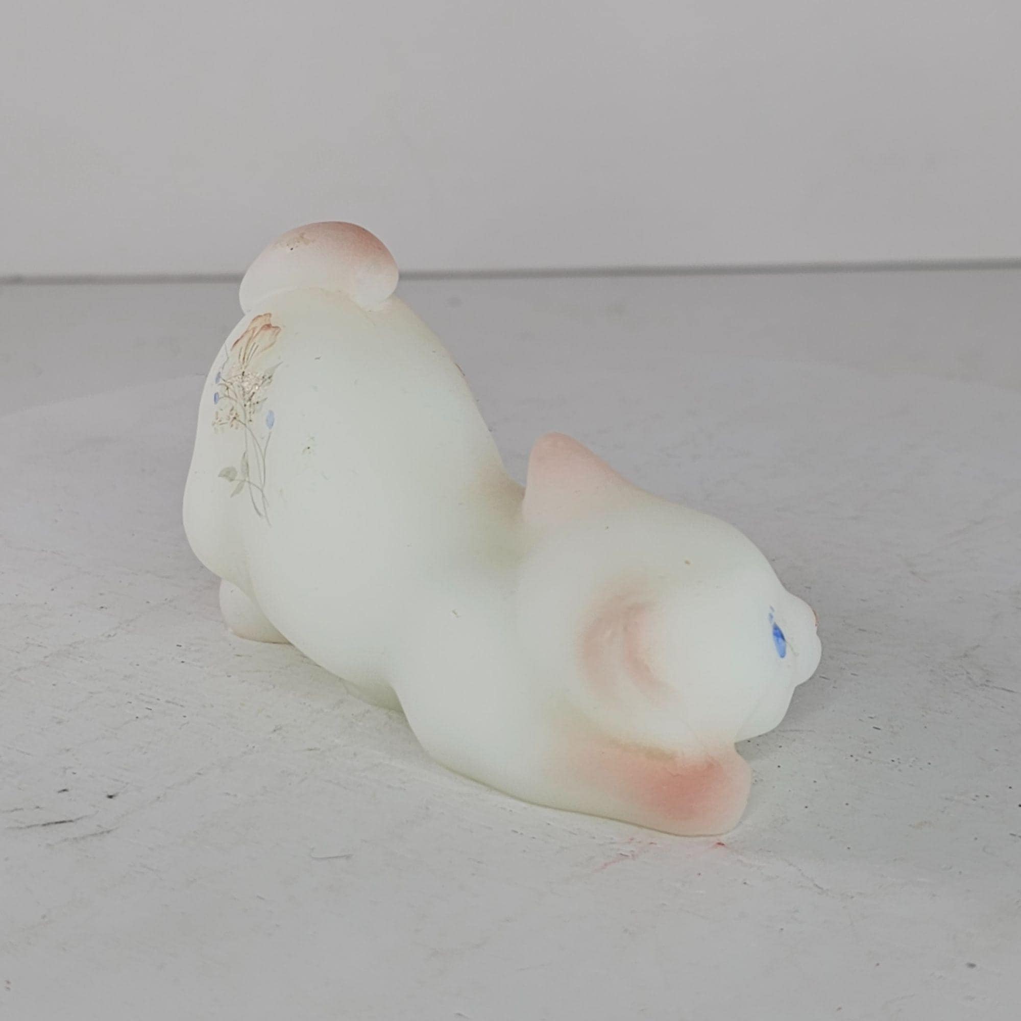 フェントン ピーチメドウ ブルームズ オパール サテン しゃがんだ子猫