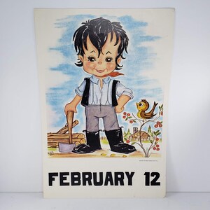 Può includere: Stampa di calendario vintage con un ragazzo dei cartoni animati con i capelli neri, che indossa un gilet, bretelle e stivali, che tiene un'ascia. Un piccolo uccello si posa su un ramo. Il calendario recita "FEBRUARY 12".