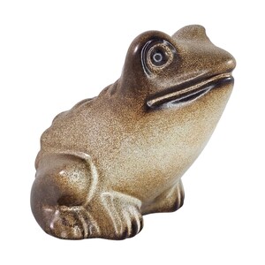 Może przedstawiać: Ceramiczna figurka żaby w odcieniach brązu i beżu. Żaba siedzi z uniesioną głową. Figurka ma szczegółowe cechy, w tym teksturowaną skórę i duże oczy. Żaba to przedmiot dekoracyjny, idealny do dekoracji.