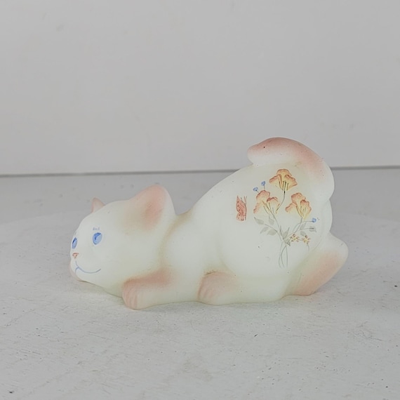 フェントン ピーチメドウ ブルームズ オパール サテン しゃがんだ子猫