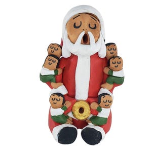 Puede incluir: Una figura de Santa Claus de cerámica pintada a mano con un traje rojo y blanco, una barba blanca y cuatro niños sentados en su regazo. Los niños visten atuendos verdes y blancos y tienen ojos marrones.