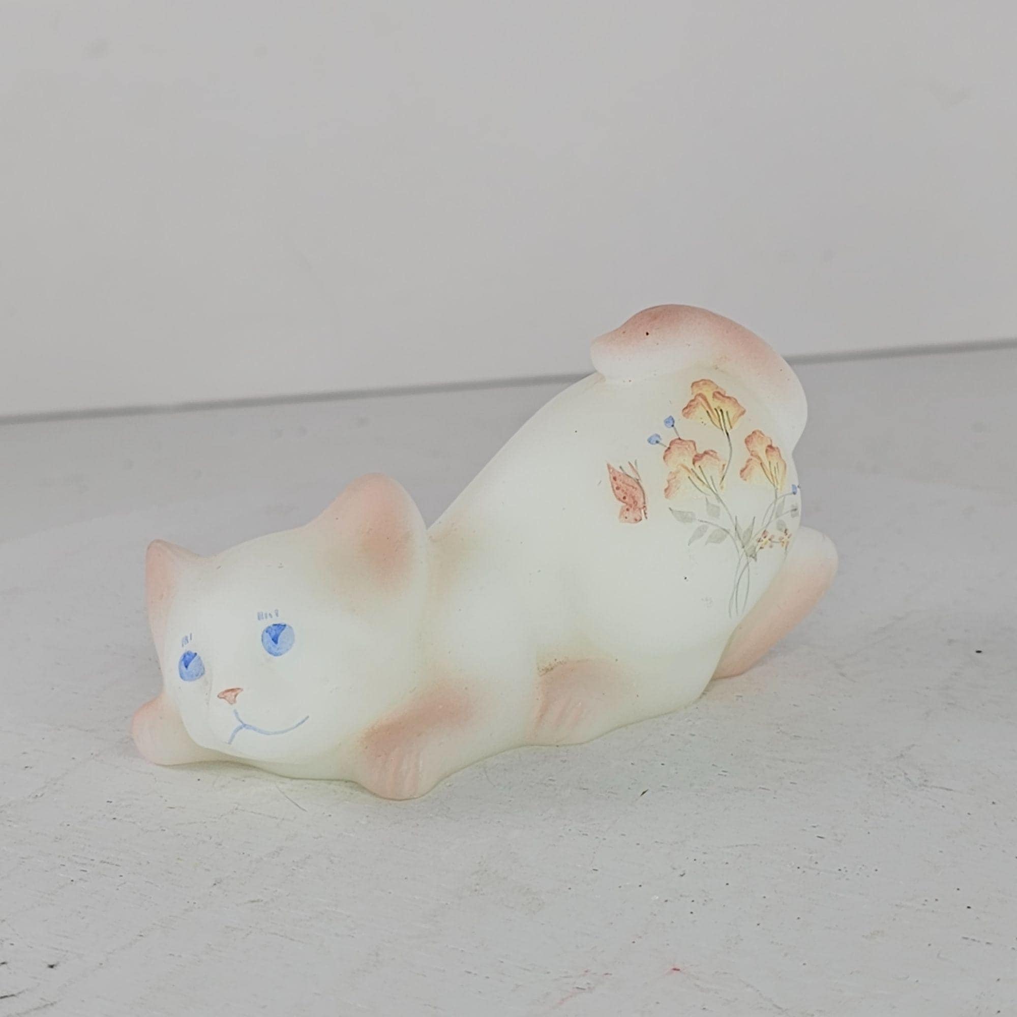 フェントン ピーチメドウ ブルームズ オパール サテン しゃがんだ子猫