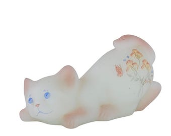 フェントン ピーチメドウ ブルームズ オパール サテン しゃがんだ子猫