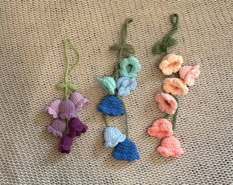 Dije de bolso de lirio de los valles de ganchillo: llavero de flores hecho a mano, estilo cottagecore, accesorio para bolso, dije para espejo de coche, regalo para ella