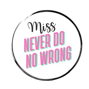 Op de afbeelding: Een witte cirkelvormige afbeelding met de woorden "Miss NEVER DO NO WRONG" in zwart, roze en teal. De tekst staat in een zwart omcirkelde cirkel.