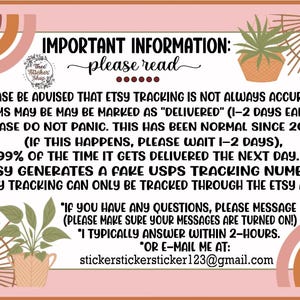 Pode incluir: Cart&atilde;o ilustrado rosa e castanho com o texto "INFORMA&Ccedil;&Atilde;O IMPORTANTE: por favor, leia" e uma lista de informa&ccedil;&otilde;es sobre o rastreamento do Etsy e o atendimento ao cliente. O texto inclui o endere&ccedil;o de e-mail "stickerstickersticker123@gmail.com".