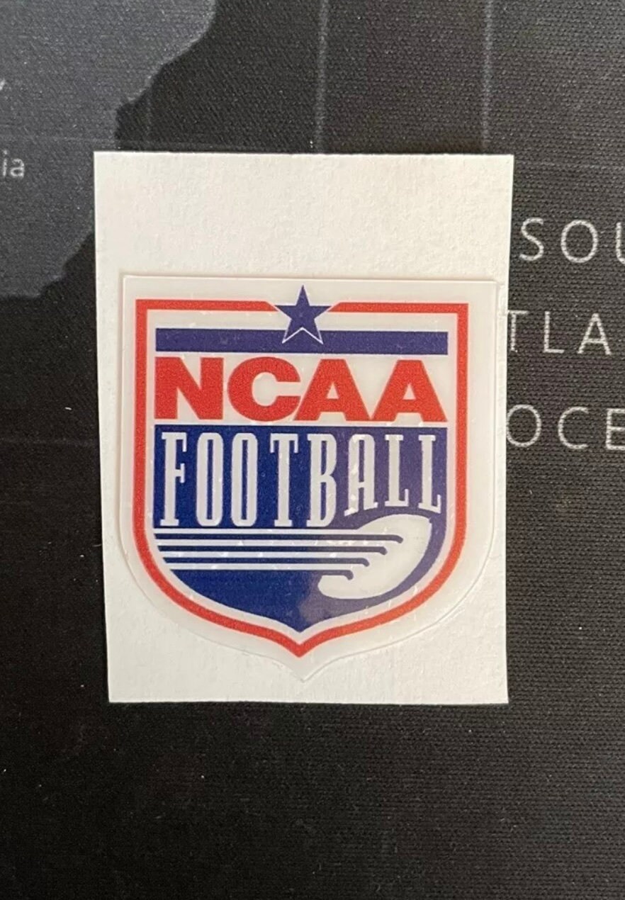 NCAA Slogan Decal Aufkleber Set – 1 Slogan + 1 Logo, UV-beständig, Für Auto, Laptop & Co.