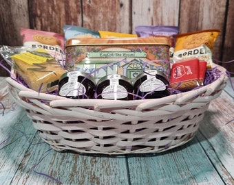 Cesta de regalo para el té de la tarde: té inglés, galletas, mermelada y pastel