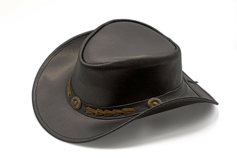 K&ouml;nnte beinhalten: Ein schwarzer Cowboyhut aus Leder mit einem braunen Lederband und dekorativen N&auml;hten.