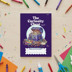 Może przedstawiać: Fioletowy notatnik zatytułowany "The Curiosity Chest" z ilustracją otwartej skrzyni skarbów. Notatnik otoczony jest materiałami artystycznymi, w tym kredkami, pędzlami, akwarelami i klejem, na jasnej drewnianej powierzchni.