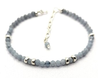 Bracelet Angelite avec bracelet en pierre précieuse en argent sterling, cadeau pour elle, cadeau verseau, bracelet apaisant, quelque chose de bleu et délicat