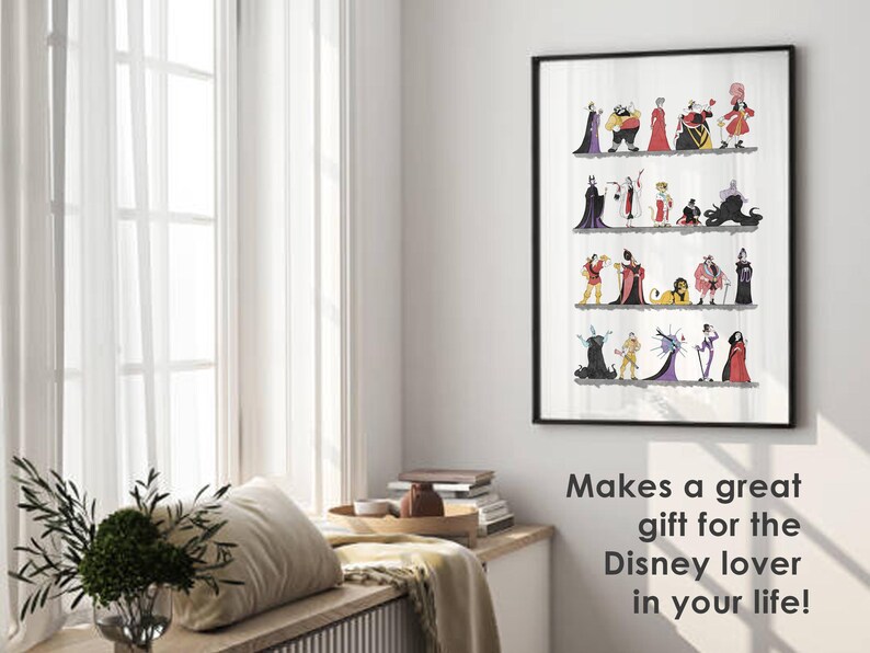 Puede incluir: Impresi&oacute;n art&iacute;stica enmarcada con una colecci&oacute;n de villanos de Disney. La obra de arte est&aacute; en un marco negro y cuelga de una pared blanca. El texto debajo del marco dice: "&iexcl;Es un gran regalo para el amante de Disney en tu vida!"