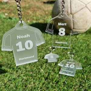 Sleutelhanger voetbalshirt met gravure gemaakt van acryl - gepersonaliseerd cadeau