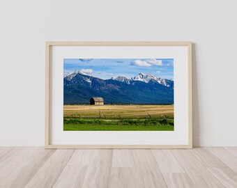 Base of the Mountain - Landschap met schuur Fotoafbeelding beschikbaar als print, canvas, hout, metaal of acryl voor de decoratie van je huis of als cadeau.