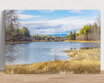 Hidden Meadow Lake - Landschap van het meer in de herfst Foto beschikbaar als print, canvas, hout of acryl om je huis mee te decoreren of als cadeau om te delen