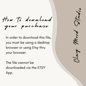 Op de afbeelding: Tekst op een witte achtergrond met een bruine en witte abstracte vorm in de hoek. De tekst luidt: "Hoe je je aankoop kunt downloaden. Om dit bestand te downloaden, moet je een desktopbrowser gebruiken of Etsy via je browser gebruiken. Het bestand kan niet worden gedownload via de ETSY-app. Clay Mood Studio."