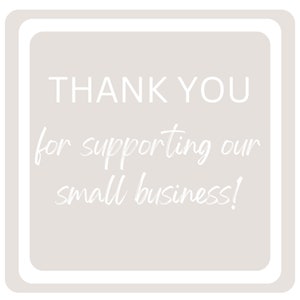 Op de afbeelding: Een lichtgrijs vierkant met een witte rand en de tekst "THANK YOU for supporting our small business!" in wit.