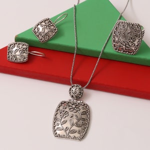 Sterling Silver Floral Jewelry Set, Handcrafted Silver Pendant Necklace, Vintage-Inspired Silver Ring, Elegant Silver Earrings Set