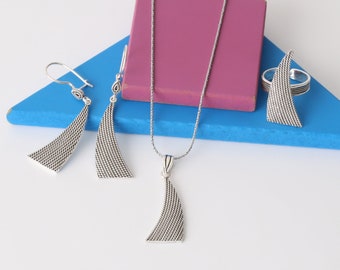 Conjunto de joyería de plata hecho a mano con diseño de triángulo texturizado moderno, con anillo, pendientes y collar.