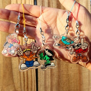 Könnte beinhalten: Fünf durchsichtige Acryl-Anhänger mit Zeichentrickfiguren aus Codename: Kids Next Door. Jeder Anhänger ist an einem bunten Kordelband mit einem silbernen Karabinerverschluss aus Metall befestigt. Die Figuren sind in verschiedenen Posen dargestellt.