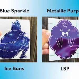 Peut inclure: Deux autocollants sont pr&eacute;sent&eacute;s. L'un est un motif bleu scintillant d'un personnage de dessin anim&eacute; avec le texte "Ice Buns". L'autre est un autocollant violet m&eacute;tallique d'un personnage de dessin anim&eacute; avec une &eacute;toile et le texte "LSP".