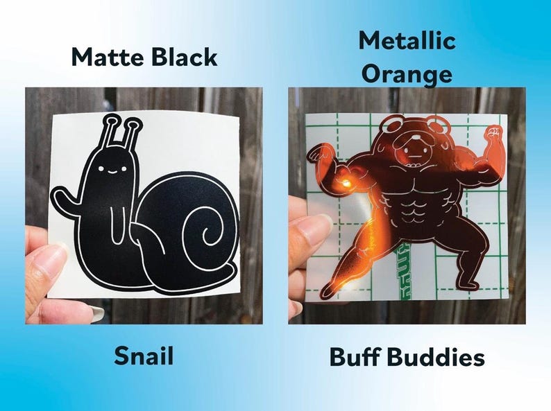 Peut inclure: Deux mod&egrave;les d'autocollants sont pr&eacute;sent&eacute;s. L'un est un escargot noir mat avec le mot "Snail" en dessous. L'autre est une grenouille muscl&eacute;e orange m&eacute;tallique avec les mots "Buff Buddies" en dessous. Le fond est une surface en bois.