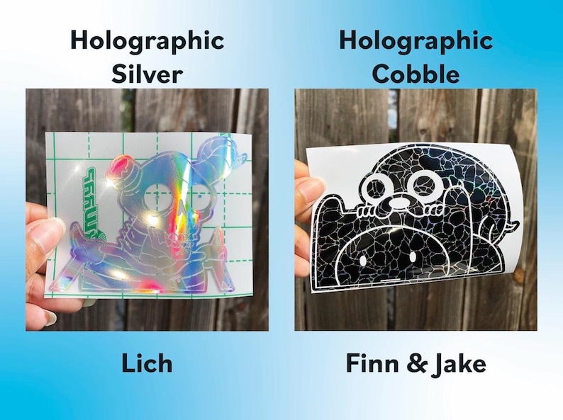 Peut inclure: Deux autocollants holographiques sont pr&eacute;sent&eacute;s. L'un est un design Lich argent&eacute;, et l'autre est un design Finn & Jake avec un effet pav&eacute;. Les autocollants sont pr&eacute;sent&eacute;s sur un fond de cl&ocirc;ture en bois.