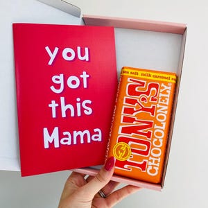 Terug aan het werk-cadeauset voor nieuwe moeders | Doordacht nieuw moedercadeau | Chocolade gezouten karamel en A5-kaart | Perfect zwangerschapsverlof retourcadeau