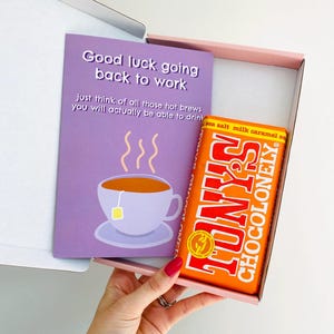 Terug aan het werk-cadeauset voor nieuwe moeders | Doordacht nieuw moedercadeau | Chocolade gezouten karamel en A5-kaart | Perfect zwangerschapsverlof retourcadeau