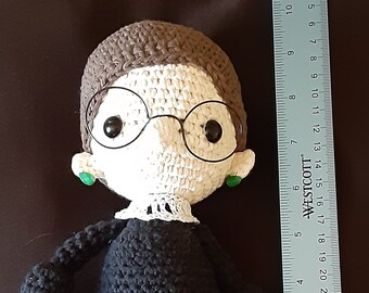 Muñeca Ruth Bader Ginsburg de ganchillo