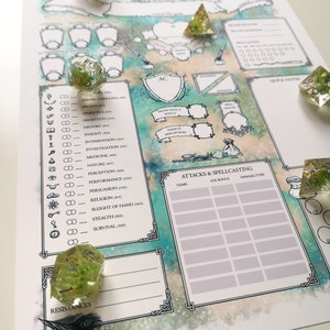 Op de afbeelding: Een printbaar Dungeons and Dragons-personageblad met een aquarel achtergrond. Het blad bevat secties voor vaardigheidsscores, vaardigheden, aanvallen en spreuken. Er is ook ruimte voor snelle notities en weerstanden.