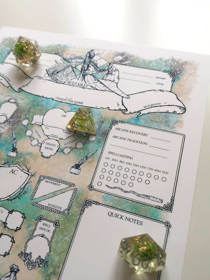 Op de afbeelding: Een personageblad voor een Dungeons and Dragons spel, met een afbeelding van een tovenaar. Het blad bevat vakjes voor de naam van het personage, hitpoints, doodsworpen, bepantsering, beweging, initiatief, spreuk reddingsworp, arcane recovery, arcane traditie, spreukwerping en snelle notities. Er liggen ook twee dobbelstenen, een groene en een gouden, op het blad.