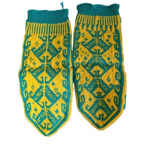 Könnte beinhalten: Ein Paar gestrickte fingerlose Handschuhe in Gelb und Türkis mit geometrischem Muster.