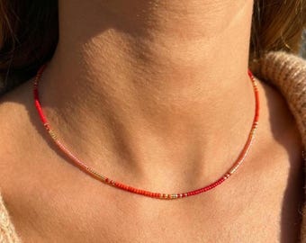 Collar de cuentas Miyuki doradas y rojas – Collar minimalista para mujer – Joyería hecha a mano – Delicado collar boho chic dorado y naranja ladrillo