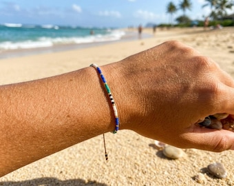 Miyuki kralenarmband blauw wit zwart goud, minimalistische armband met kleurrijke kralen, verstelbare handgemaakte damessieraden, boho-chic stijl