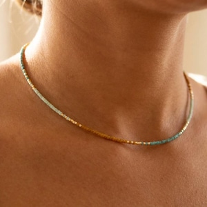 Collier perles Miyuki dorées et turquoise – Collier minimaliste femme – Bijou fait main – Collier fin or vert menthe bohème chic