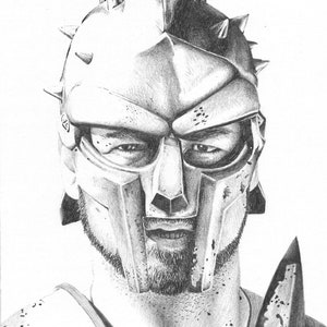 Puede incluir: Un dibujo a lápiz en blanco y negro de un hombre con un casco de gladiador. El casco tiene una cresta con púas y una máscara facial con una expresión amenazante. El hombre tiene barba y una mirada decidida.