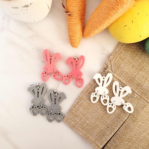 Osterhase mit Po und Füße baumelnde Ohrringe. Laserfertige Schnittdatei, SVG Sofortiger digitaler Download, kommerzielle Nutzung für kleine Unternehmen.